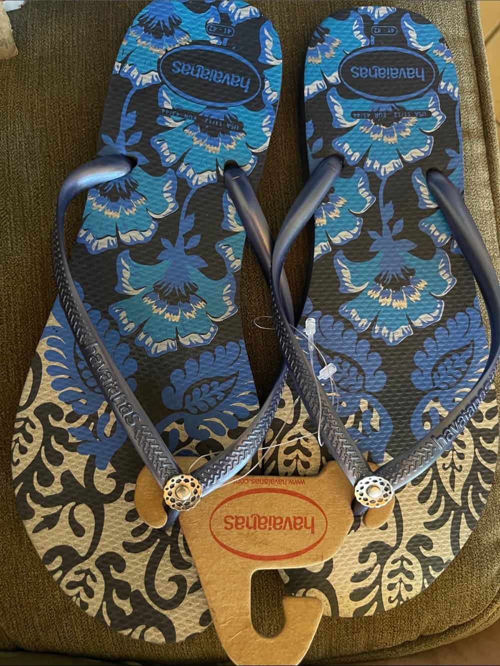 Havaianas Navy and Teal Floral Flip Flops Sz W11/12, nwt